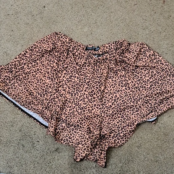 NASTY GAL Leopard Ruffle Hem Tiered Shorts - Picture 3 of 6